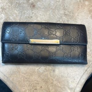 Black leather Gucci wallet